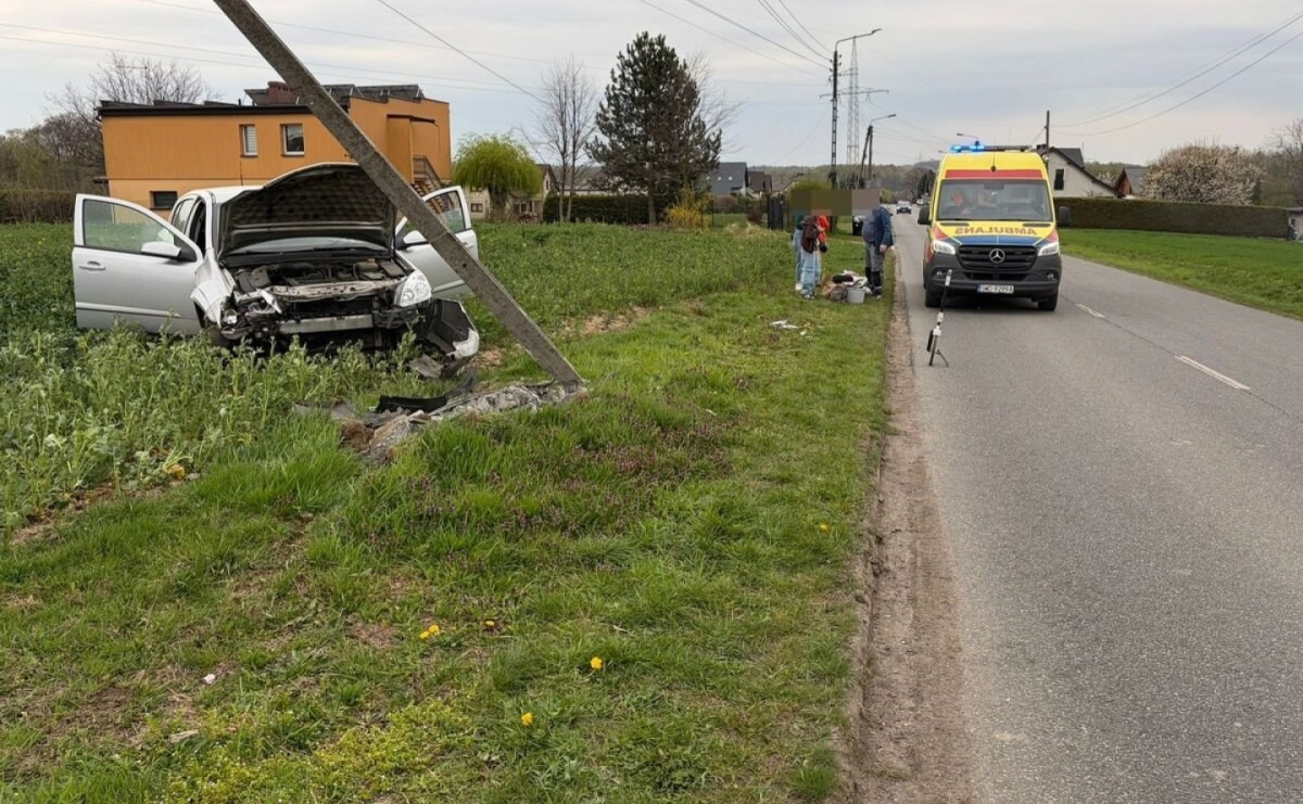 Wypadek na ul. Chrobrego. Osobówka uderzyła w słup po zderzeniu z ciągnikiem - Serwis informacyjny z Raciborza - naszraciborz.pl