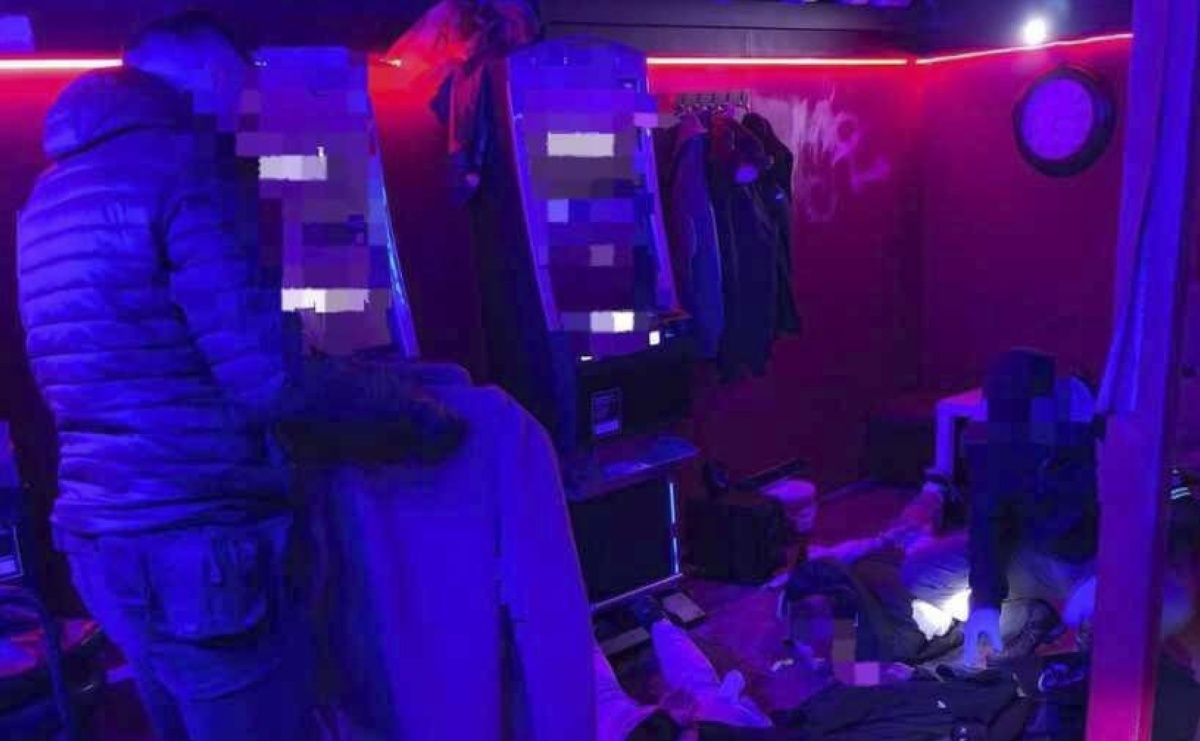 Nielegalny hazard, poszukiwani i narkotyki w jednym z salonów gier - Serwis informacyjny z Raciborza - naszraciborz.pl