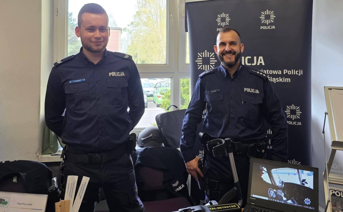 Praca, edukacja i mundur. Policja rekrutowała podczas targów w Wodzisławiu Śląskim - Serwis informacyjny z Raciborza - naszraciborz.pl
