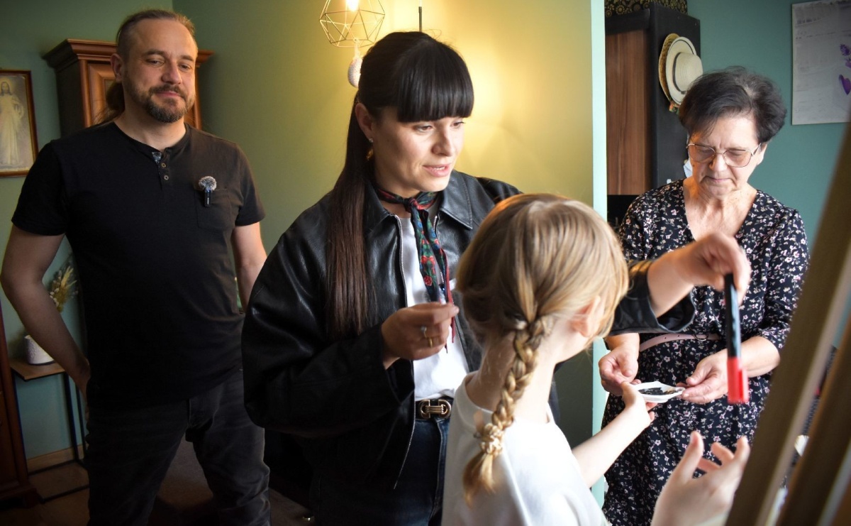 Muzyka, emocje i ważne przesłanie. Artyści Łez odwiedzili rodzinę zastępczą - Serwis informacyjny z Raciborza - naszraciborz.pl