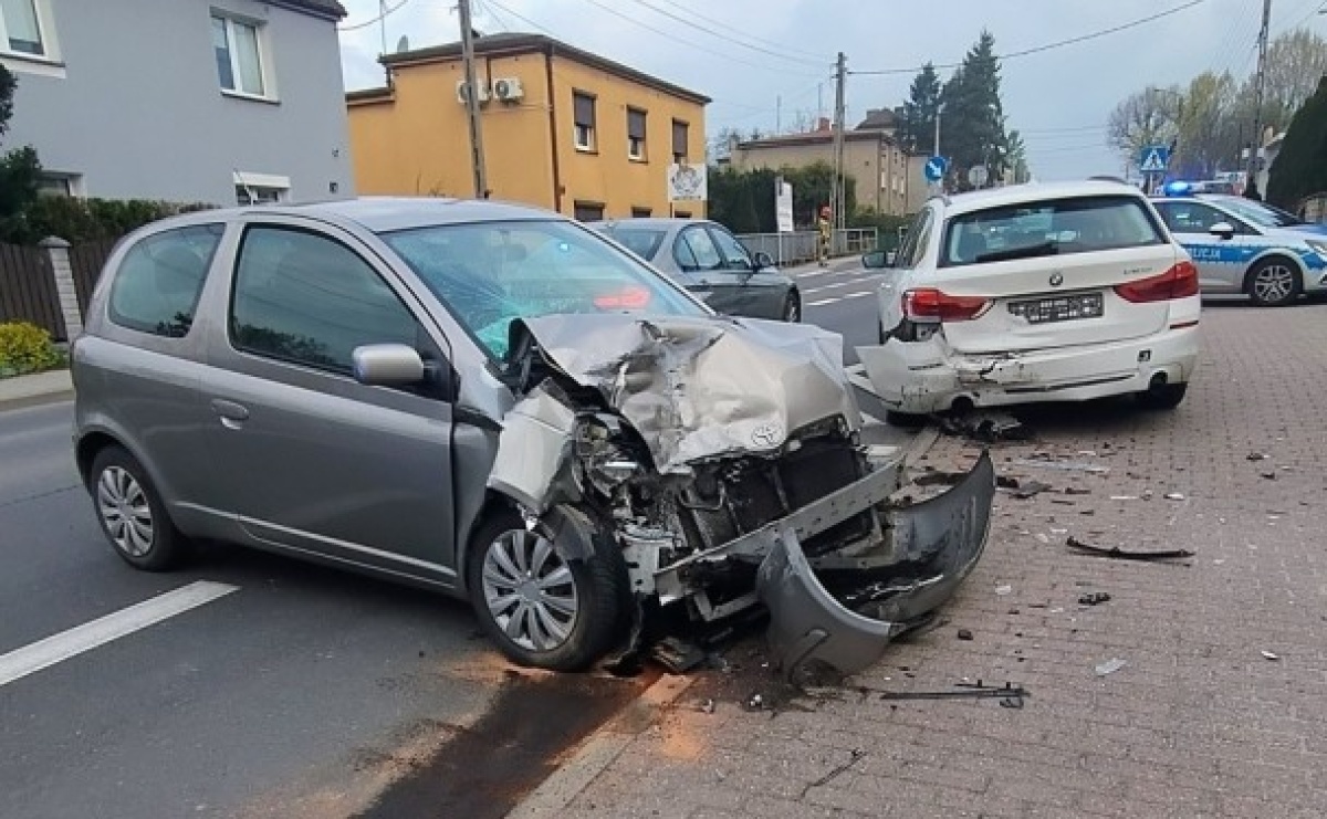 Groźne zdarzenie na ul. Bema w Rydułtowach. Kierująca trafiła do szpitala - Serwis informacyjny z Raciborza - naszraciborz.pl