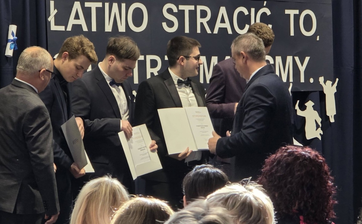 Ostatni dzwonek i nowy początek. Maturzyści szkół powiatu wodzisławskiego żegnają szkołę - Serwis informacyjny z Raciborza - naszraciborz.pl