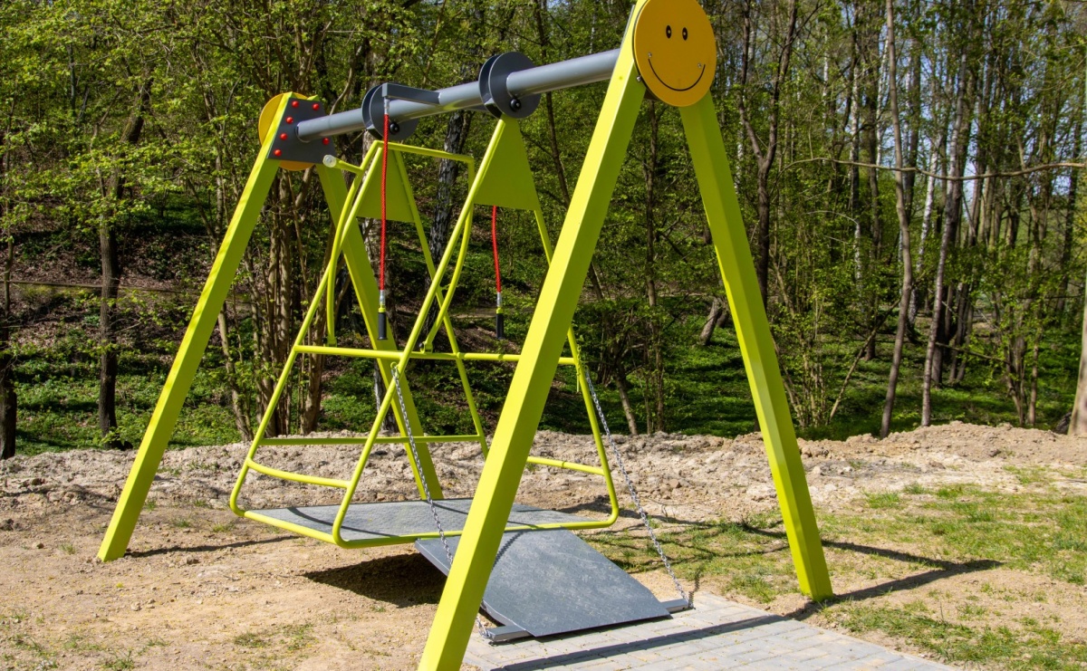 Trzy Wzgórza bez barier. Nowa huśtawka dla osób z niepełnosprawnościami - Serwis informacyjny z Raciborza - naszraciborz.pl