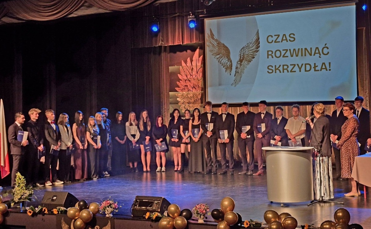 Czas rozwinąć skrzydła. Uroczyste zakończenie roku w ZSP Rydułtowy - Serwis informacyjny z Wodzisławia - naszwodzislaw.com