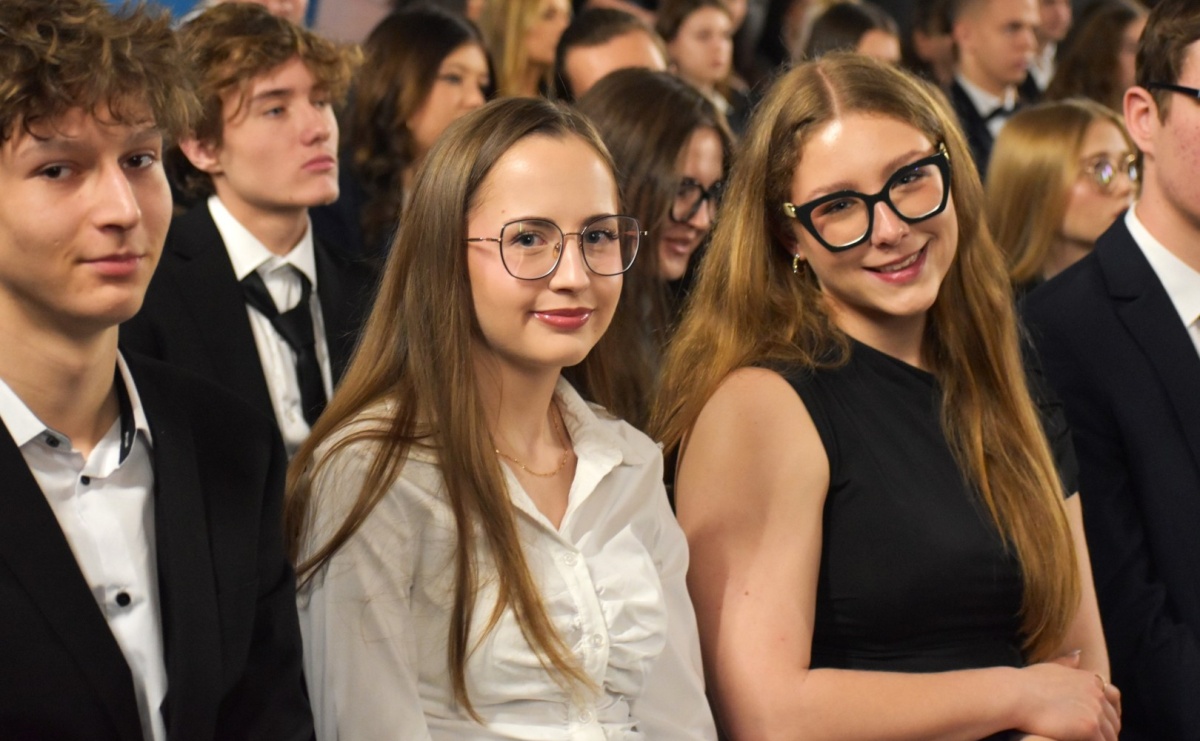 Koniec jednego rozdziału. Maturzyści I LO w Wodzisławiu żegnają szkołę - Serwis informacyjny z Raciborza - naszraciborz.pl