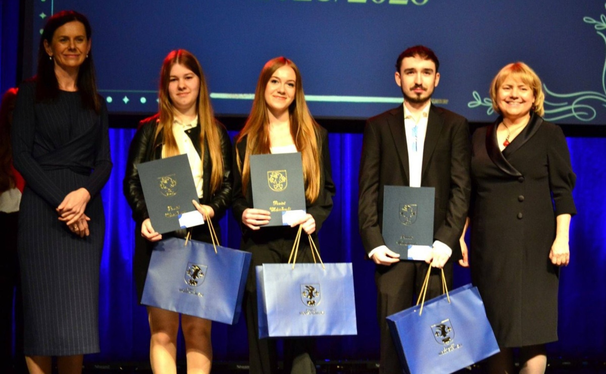 Za nimi szkolne lata. Pożegnanie abiturientów w ZSLiT w Rydułtowach - Serwis informacyjny z Raciborza - naszraciborz.pl