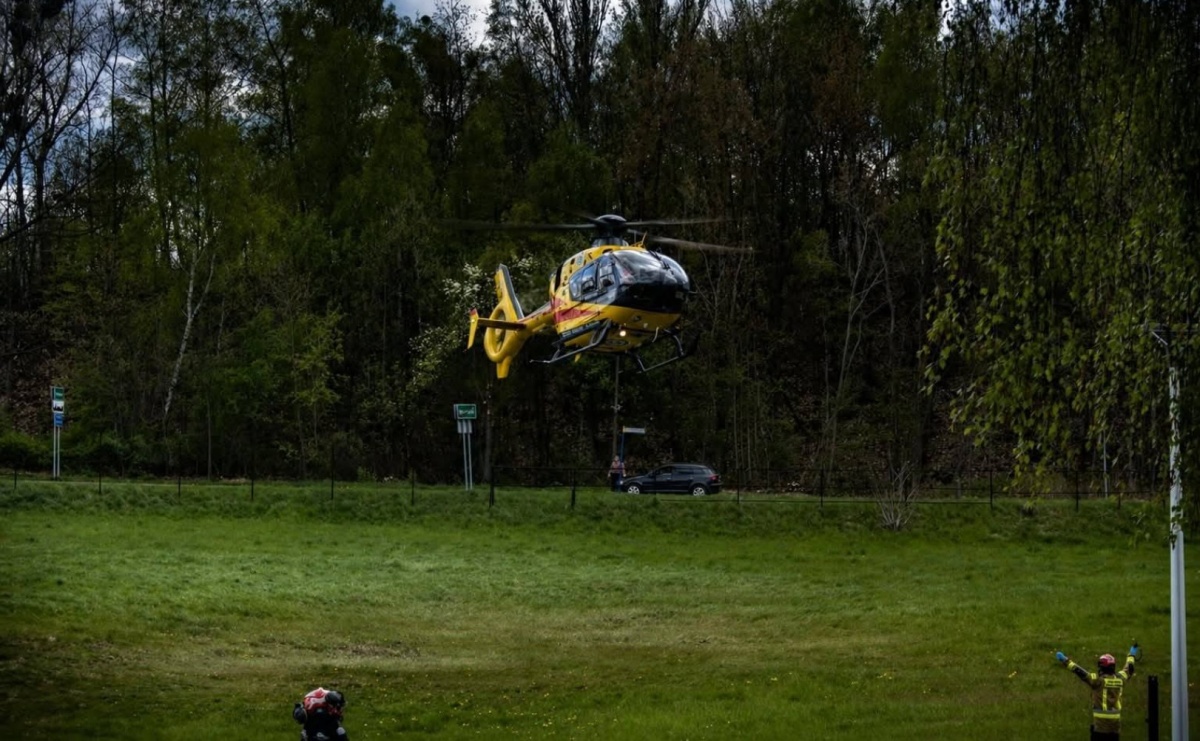 Dramatyczna akcja ratunkowa w Wodzisławiu Śląskim. Śmigłowiec LPR lądował przy kaplicy - Serwis informacyjny z Raciborza - naszraciborz.pl