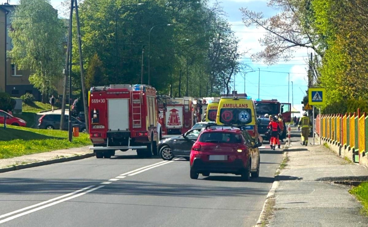 Groźny wypadek w Pszowie. Skuter zderzył się z Mercedesem, trzy osoby poszkodowane - Serwis informacyjny z Raciborza - naszraciborz.pl
