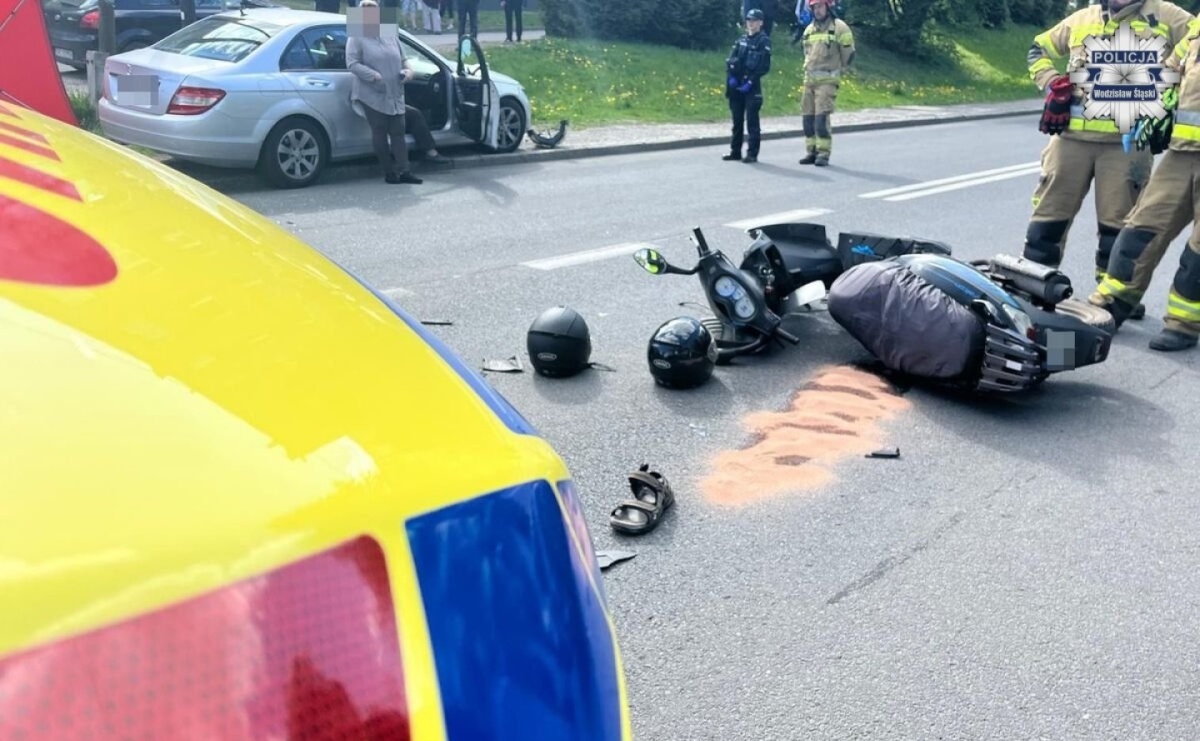 Zderzenie Mercedesa z motorowerem w Pszowie. Poważne obrażenia jednego z poszkodowanych [KOMUNIKAT POLICJI] - Serwis informacyjny z Raciborza - naszraciborz.pl