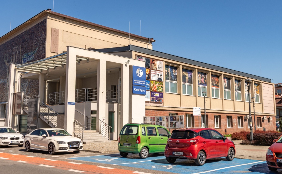 Utrudnienia w Wodzisławskim Centrum Kultury. Prace przy wejściu głównym - Serwis informacyjny z Raciborza - naszraciborz.pl