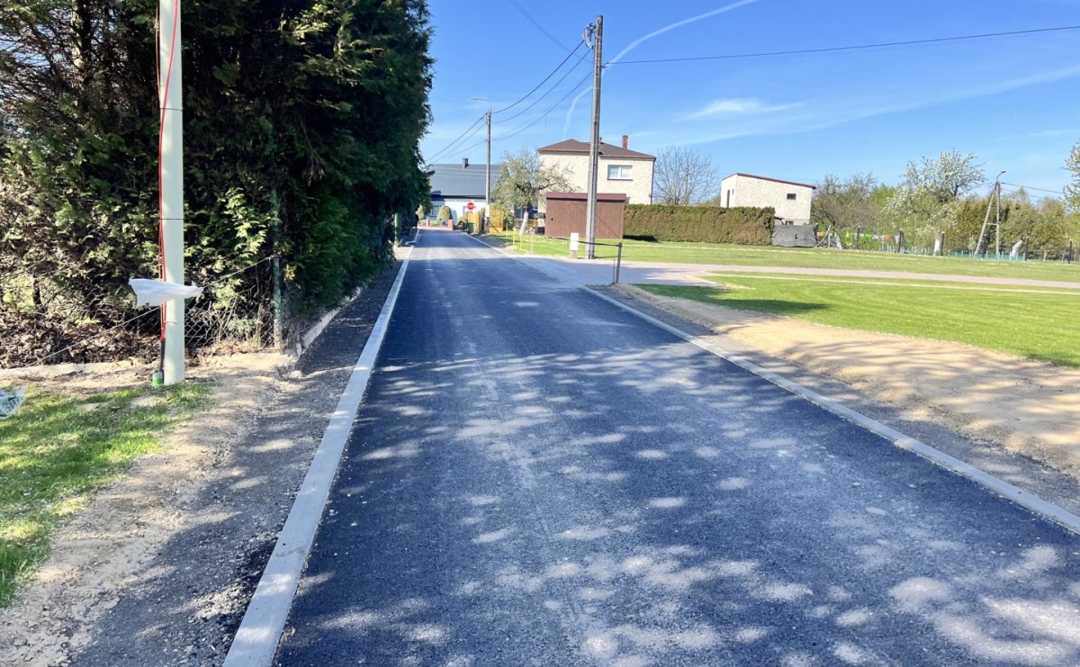 Nowa jakość na bocznej Strażackiej. Mieszkańcy Kokoszyc zyskali bezpieczniejszą drogę - Serwis informacyjny z Raciborza - naszraciborz.pl