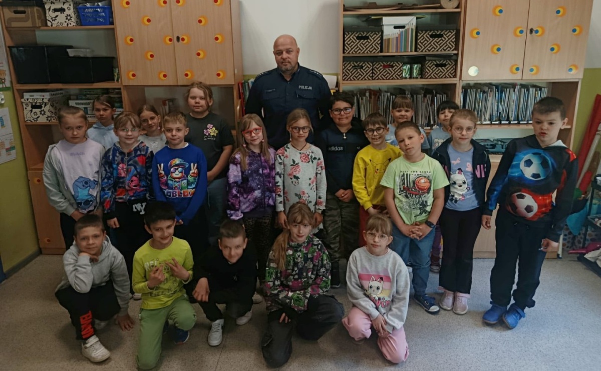 Policjant w szkolnej ławce. Wyjątkowa lekcja bezpieczeństwa w Wodzisławiu Śląskim - Serwis informacyjny z Raciborza - naszraciborz.pl