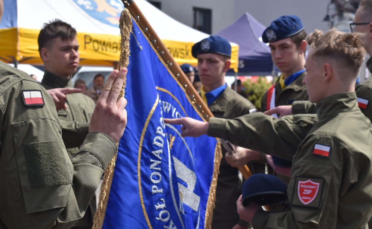 Ślubowanie kadetów w Rydułtowach. Młodzież rozpoczęła wojskową drogę - Serwis informacyjny z Raciborza - naszraciborz.pl