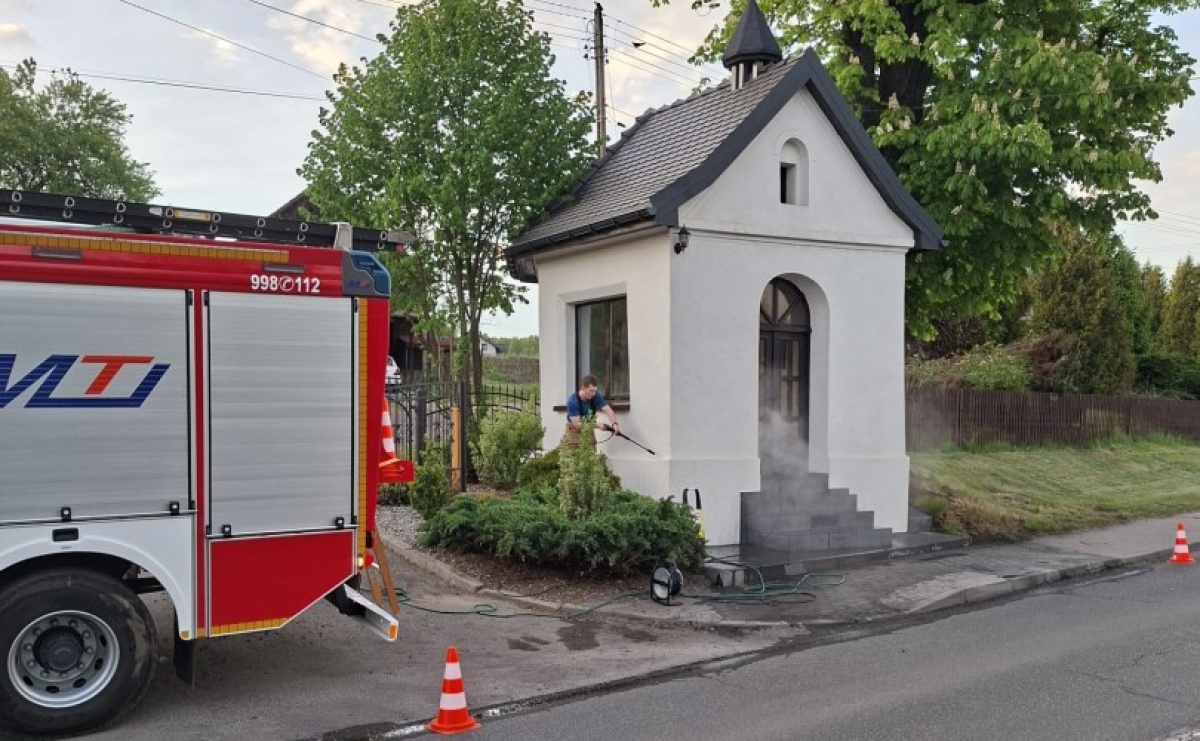 Kapliczka w Gogołowej przygotowana na majowe. Strażacy zadbali o wyjątkowe miejsce - Serwis informacyjny z Wodzisławia - naszwodzislaw.com