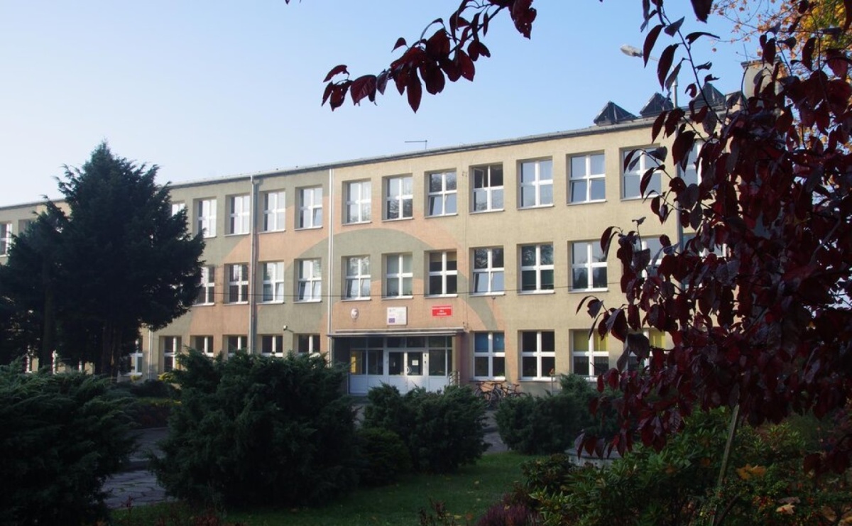 Nowa zatoka i wyniesione przejście przy SP4. Pszów inwestuje w bezpieczeństwo dzieci - Serwis informacyjny z Raciborza - naszraciborz.pl