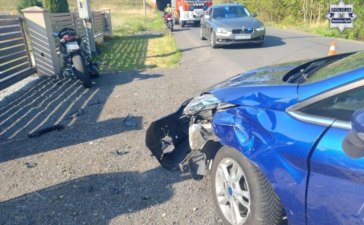 Motocykl i samochód zderzyły się w Turzy Śląskiej. Ranna pasażerka trafiła do szpitala - Serwis informacyjny z Wodzisławia - naszwodzislaw.com