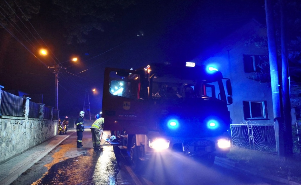 Nocny pożar w Łaziskach. Ogień pojawił się w piwnicy domu jednorodzinnego - Serwis informacyjny z Raciborza - naszraciborz.pl