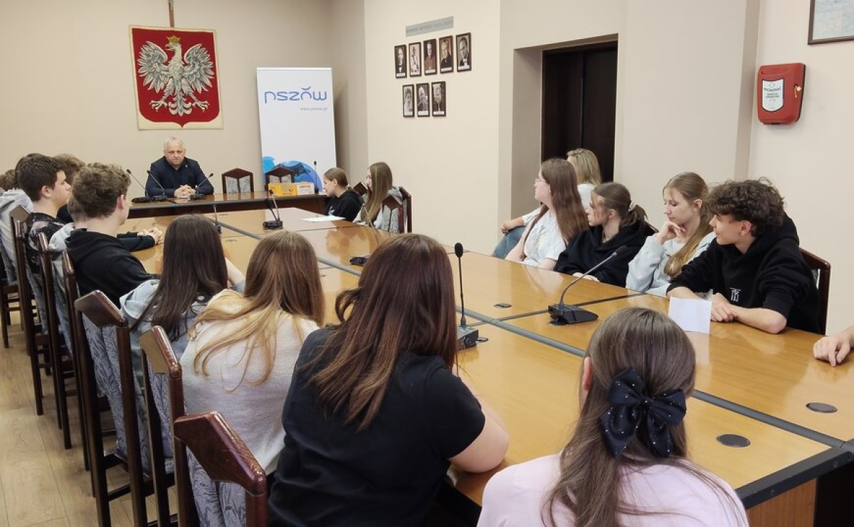 Jak działa miasto od środka? Uczniowie SP 1 odwiedzili Urząd Miasta w Pszowie - Serwis informacyjny z Raciborza - naszraciborz.pl