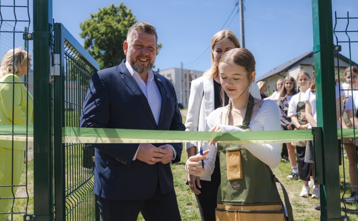 Ogród zmysłów w SP nr 9. Nowa ekopracownia pod chmurką już otwarta - Serwis informacyjny z Raciborza - naszraciborz.pl