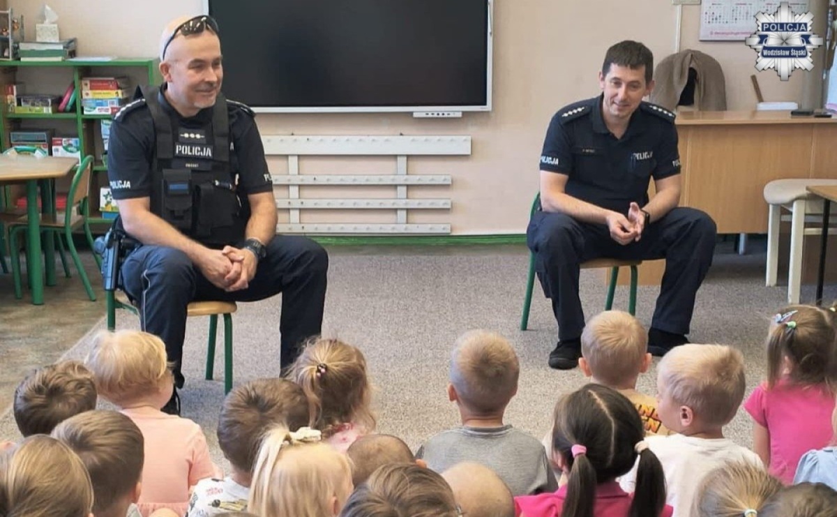 Bezpieczeństwo od najmłodszych lat. Spotkanie przedszkolaków z dzielnicowymi w Wodzisławiu Śląskim - Serwis informacyjny z Raciborza - naszraciborz.pl
