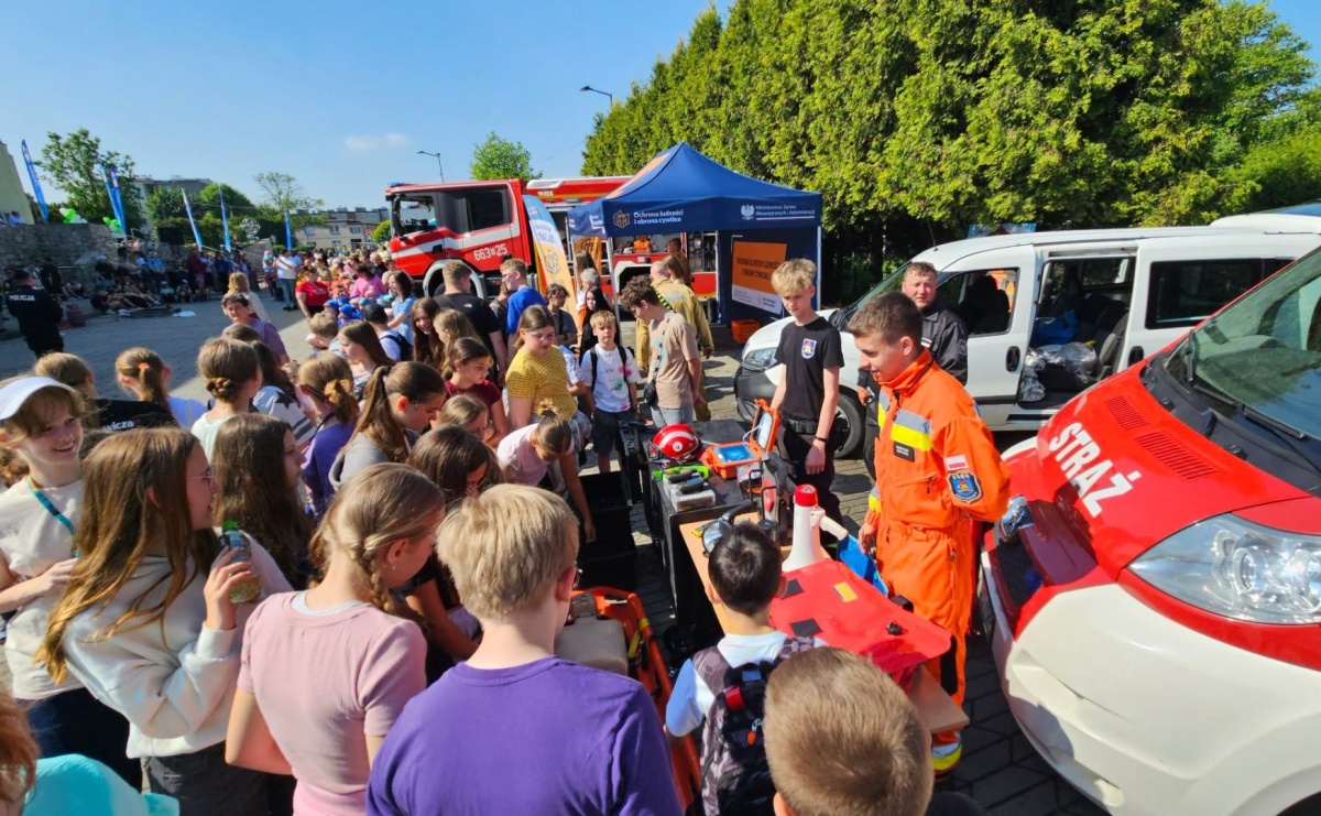 Płonący olej, psy policyjne i sprzęt ratowniczy. Piknik Bezpieczeństwa zachwycił Radlin [FOTO] - Serwis informacyjny z Raciborza - naszraciborz.pl