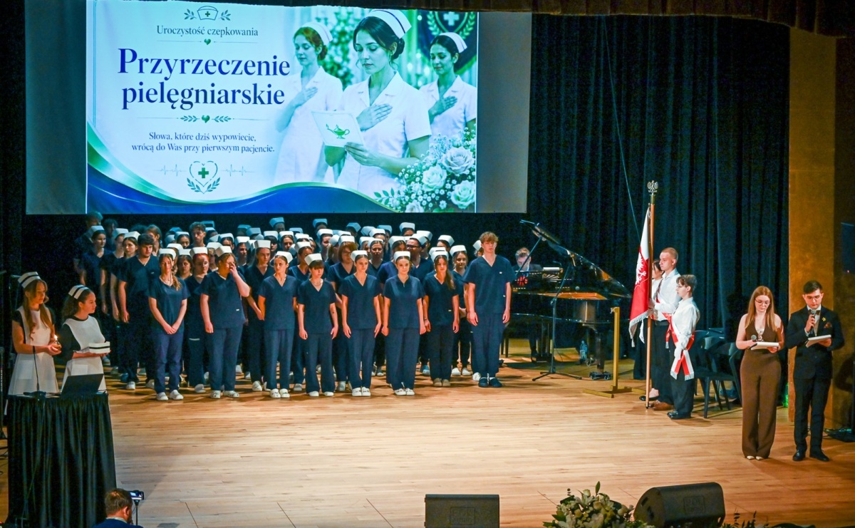 Czepkowanie studentów pielęgniarstwa w Raciborzu. Symboliczny początek zawodowej drogi [FOTO i WIDEO] - Serwis informacyjny z Raciborza - naszraciborz.pl