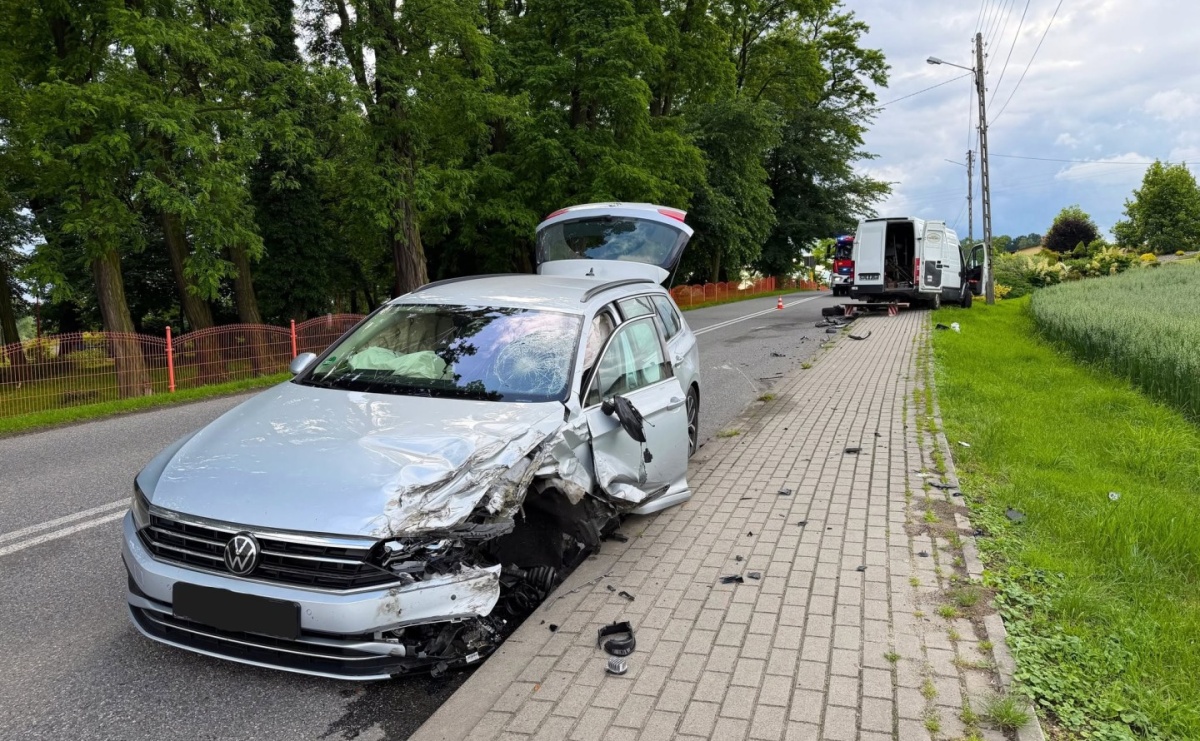 Zderzenie osobówki z dostawczakiem w Łaziskach. Do akcji ruszyły wszystkie służby - Serwis informacyjny z Raciborza - naszraciborz.pl