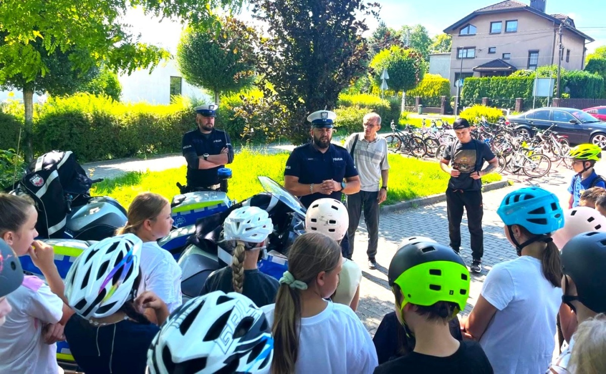 Młodzi rowerzyści zdali ważny egzamin. Karty rowerowe trafiły do uczniów z Radlina - Serwis informacyjny z Raciborza - naszraciborz.pl