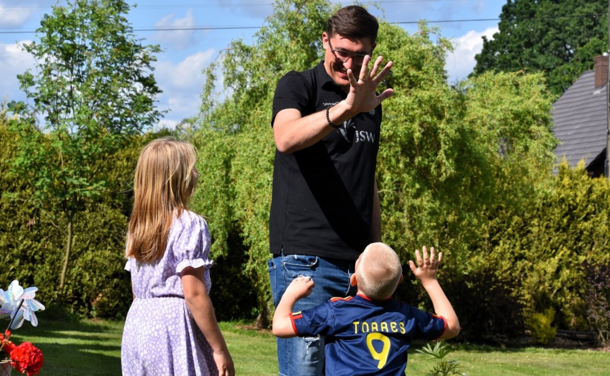Łukasz Kaczmarek w niezwykłej roli. Spotkał się z rodziną zastępczą ze Skrzyszowa - Serwis informacyjny z Raciborza - naszraciborz.pl