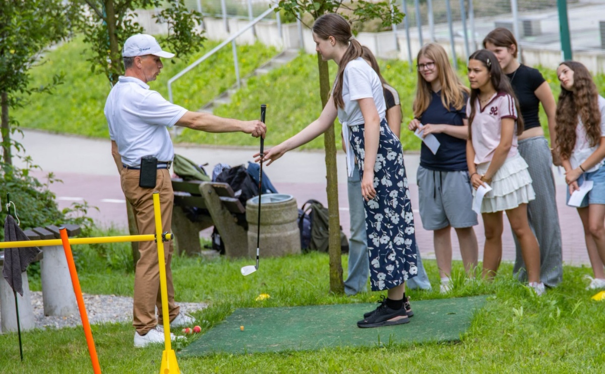 Golf łączy pokolenia. Wspólny trening uczniów i seniorów w Wodzisławiu - Serwis informacyjny z Raciborza - naszraciborz.pl