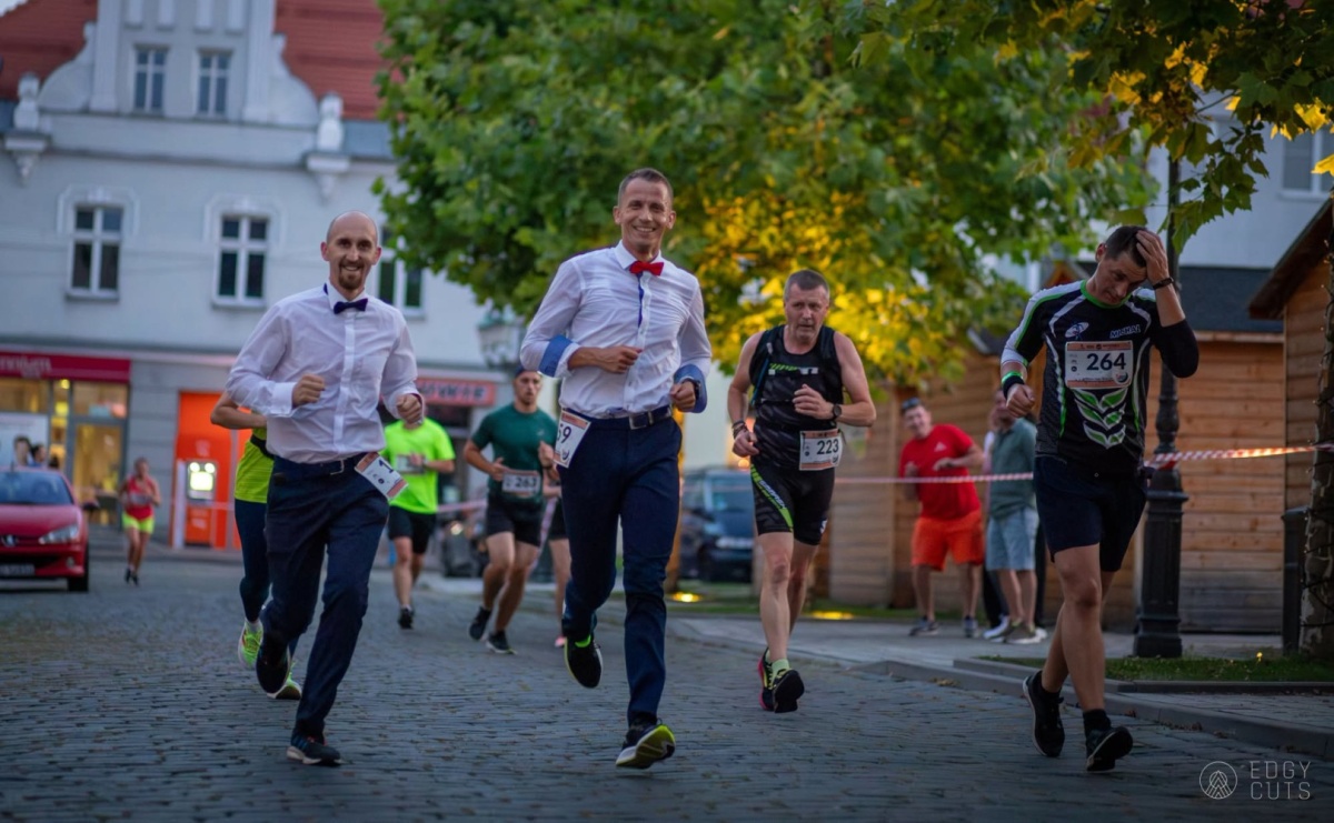 Ponad 200 biegaczy już na starcie. Nocny Bieg z Gwiazdami w Wodzisławiu Śląskim - Serwis informacyjny z Raciborza - naszraciborz.pl