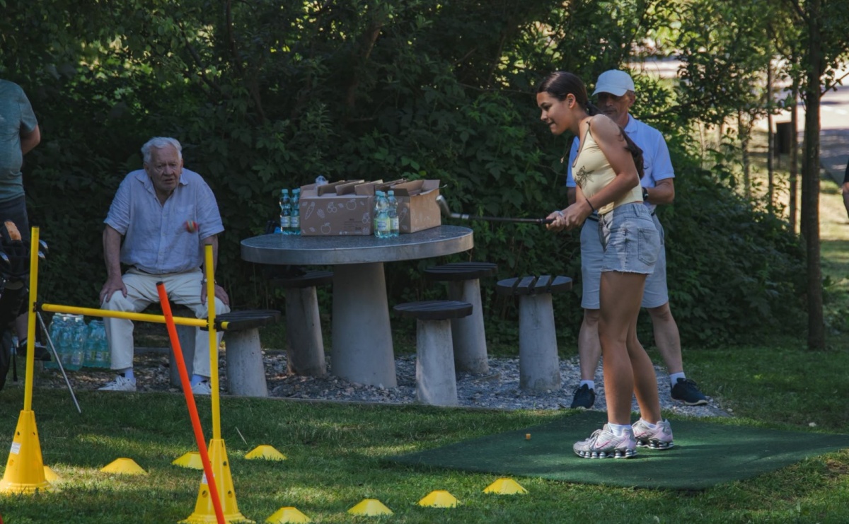 Golf zamiast smartfonów. Międzypokoleniowe zajęcia przyciągają młodych wodzisławian - Serwis informacyjny z Raciborza - naszraciborz.pl