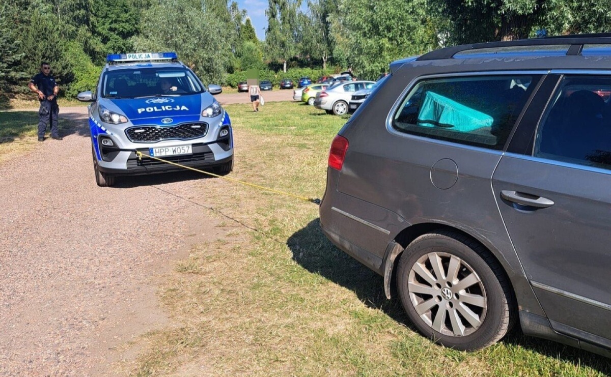 Volkswagen zawisł na parkingu. Z pomocą ruszyli policjanci - Serwis informacyjny z Raciborza - naszraciborz.pl