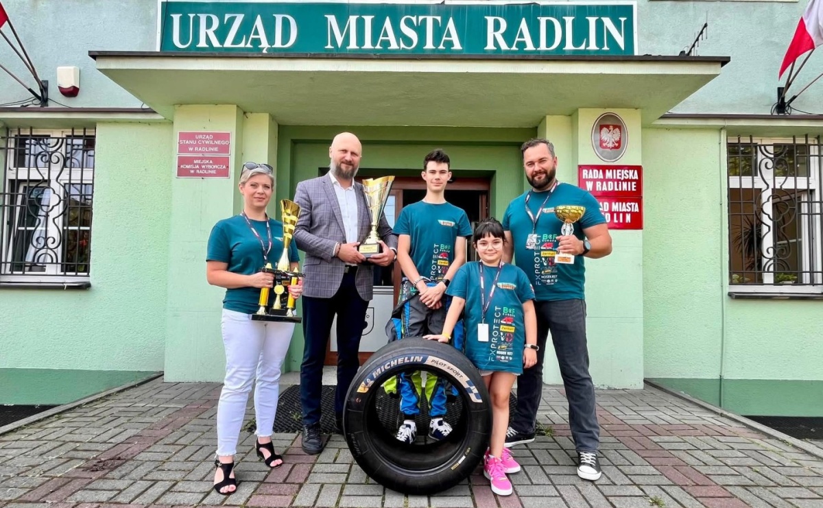 Nie ściga się za kierownicą, ale decyduje o wyniku. Młody talent z Radlina w świecie Formuły - Serwis informacyjny z Raciborza - naszraciborz.pl
