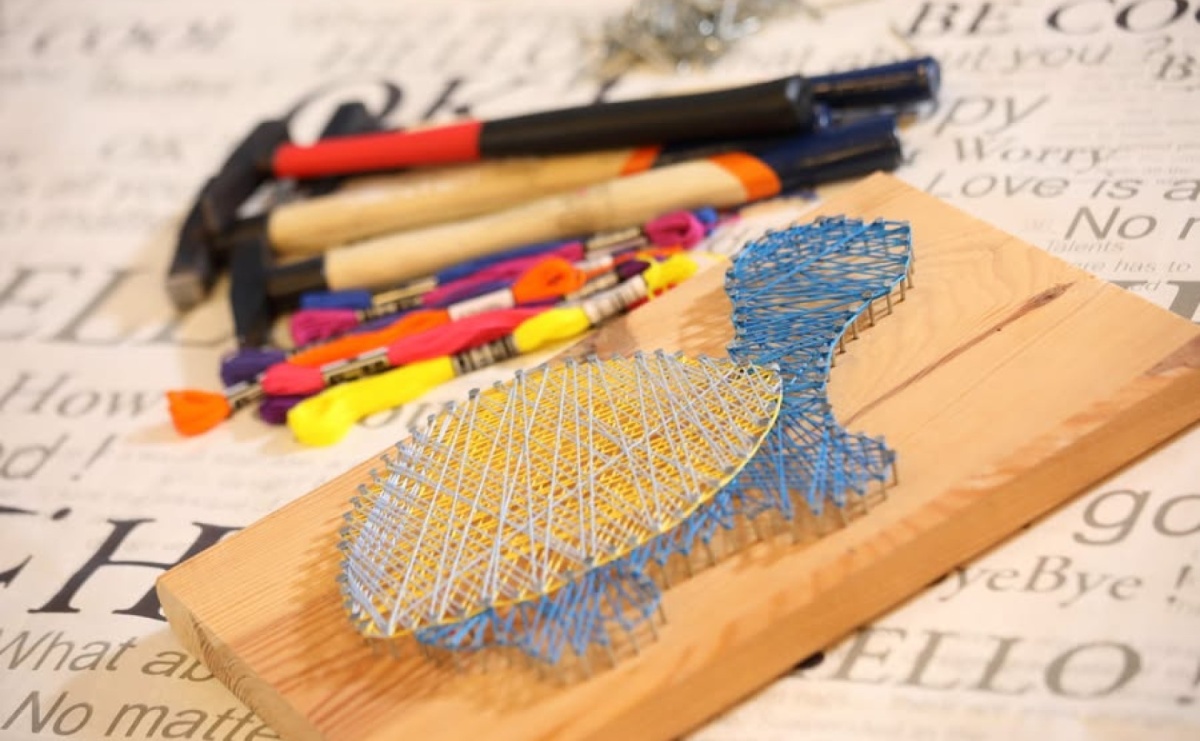 Stwórz własne dzieło z nici i gwoździ. Bezpłatne warsztaty string art w RCK Feniks - Serwis informacyjny z Raciborza - naszraciborz.pl