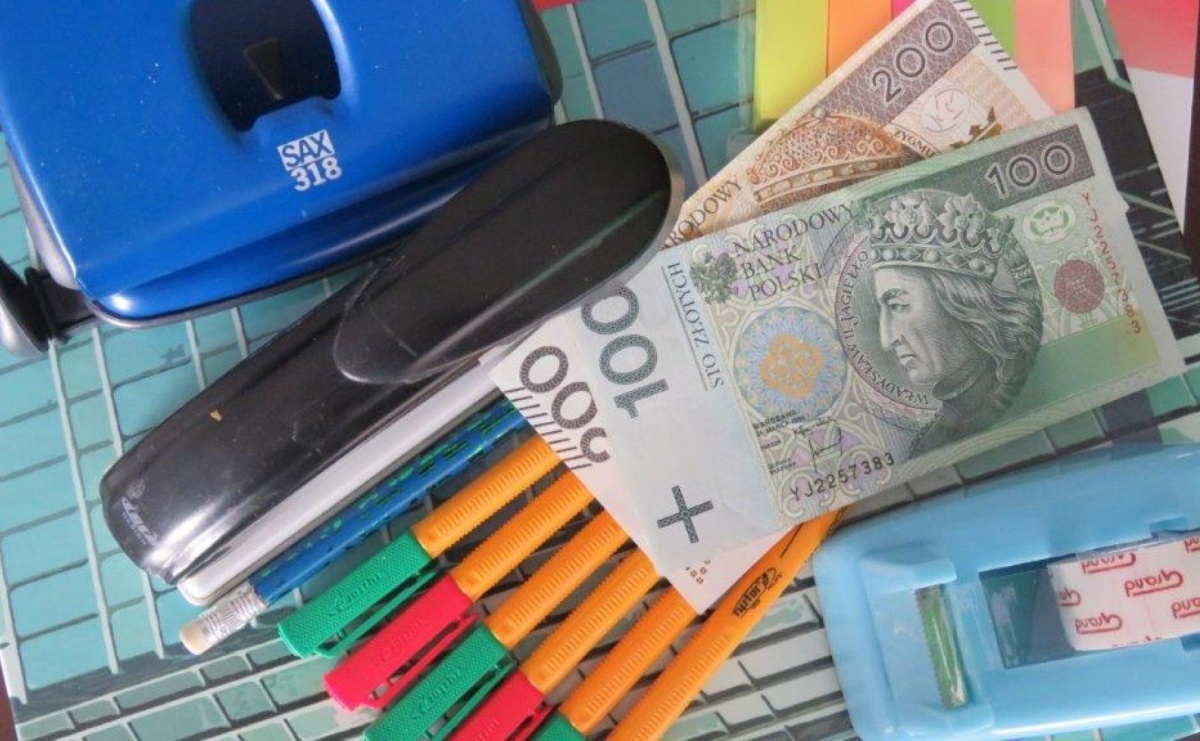 Czas na zakupy wyprawki szkolnej? 300 zł od ZUS może się przydać. Ruszyły wypłaty z programu Dobry Start - Serwis informacyjny z Raciborza - naszraciborz.pl