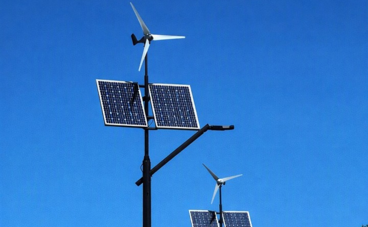 Solarno-wiatrowe latarnie zamiast ciemnych ulic? Radny Blazy proponuje nowe rozwiązanie dla miasta - Serwis informacyjny z Raciborza - naszraciborz.pl