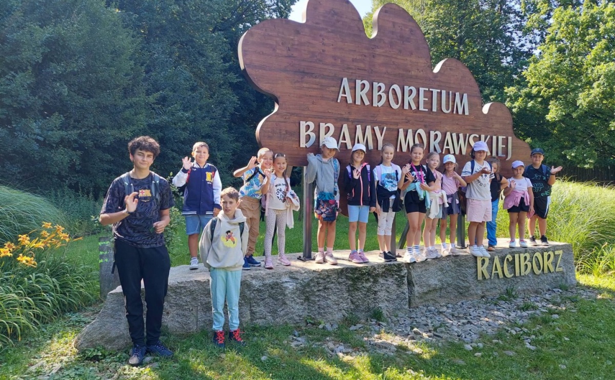 Wakacje z MOK Radlin pełne przygód. Dzieci odkrywały tajemnice Arboretum Bramy Morawskiej - Serwis informacyjny z Raciborza - naszraciborz.pl