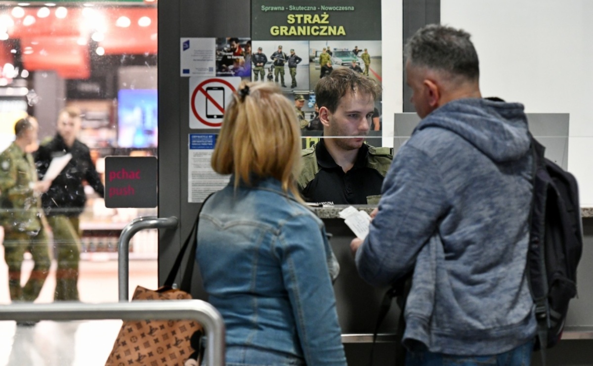 Lotnisko: zatrzymanie osoby poszukiwanej i odmowa wjazdu dla dwóch obywateli Gruzji - Serwis informacyjny z Wodzisławia - naszwodzislaw.com