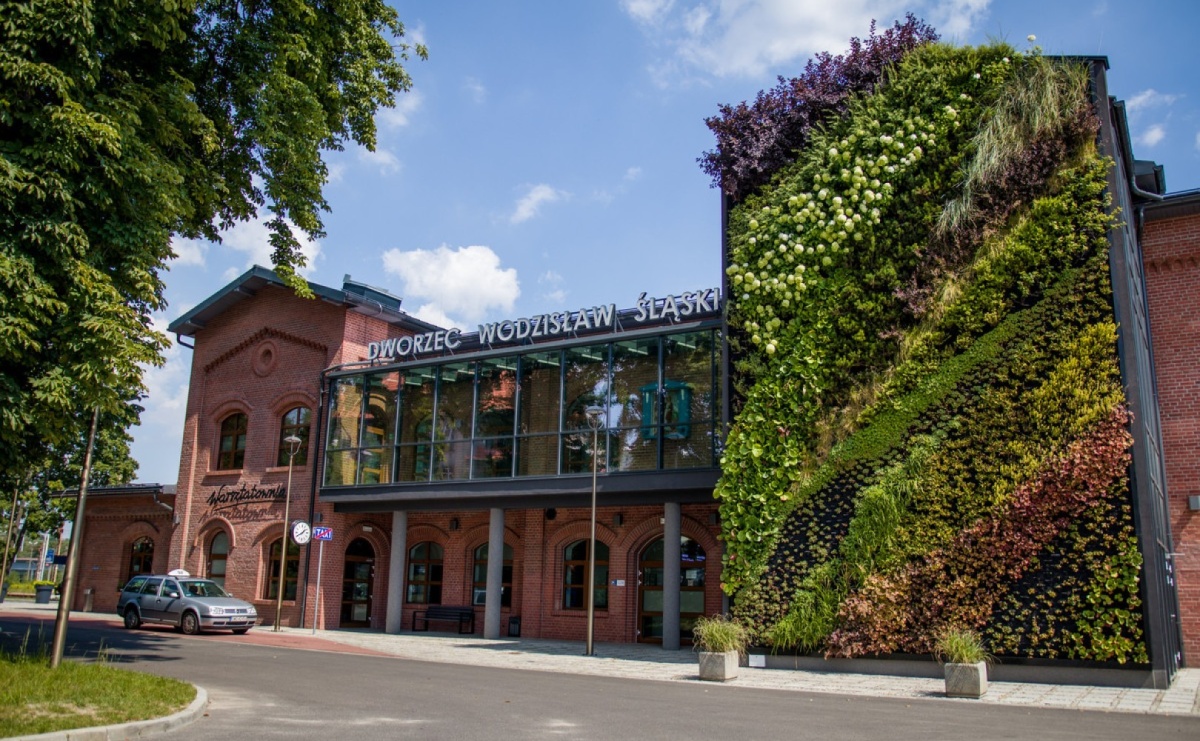 Ładowarka jest, ale czy da się z niej skorzystać? 41 pytań o punkt ładowania na dworcu - Serwis informacyjny z Raciborza - naszraciborz.pl