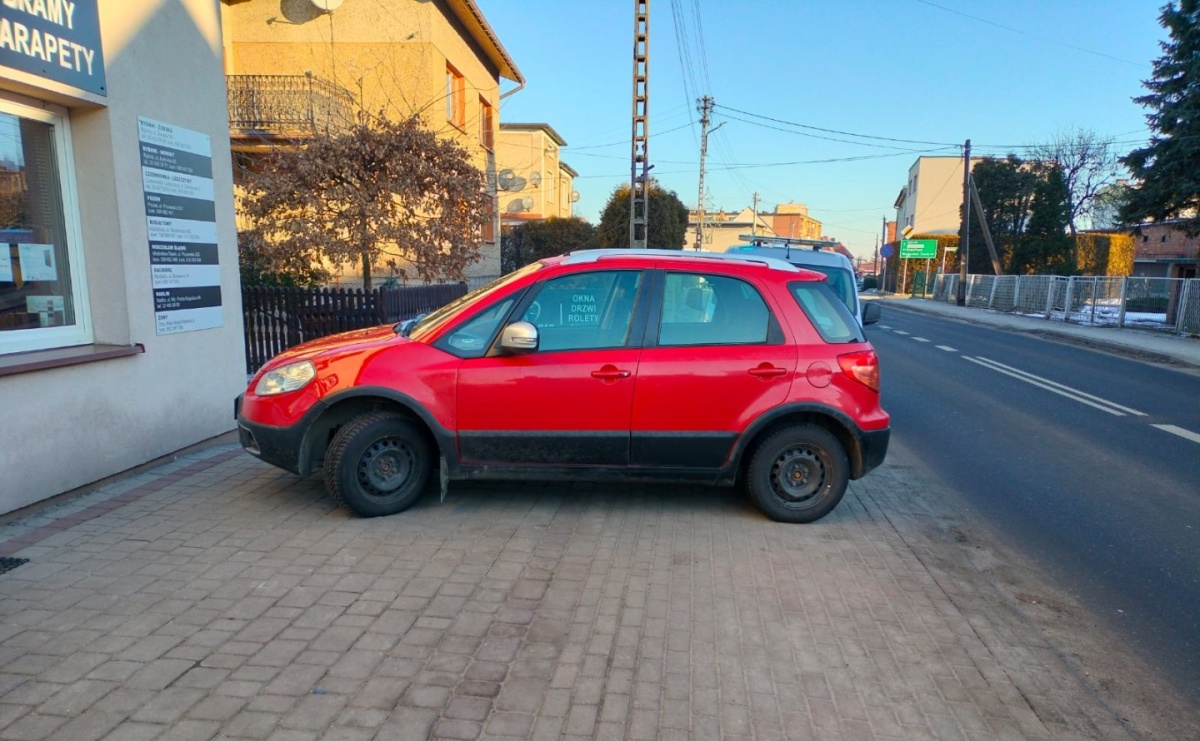 Mistrzowie parkowania w Radlinie. Strażnicy pokazują, jak nie zostawiać samochodu [FOTO] - Serwis informacyjny z Raciborza - naszraciborz.pl