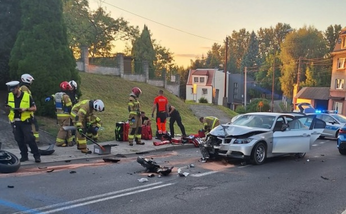 Poważny wypadek w Pszowie. Osobówka zderzyła się z motocyklem, na miejscu LPR - Serwis informacyjny z Raciborza - naszraciborz.pl