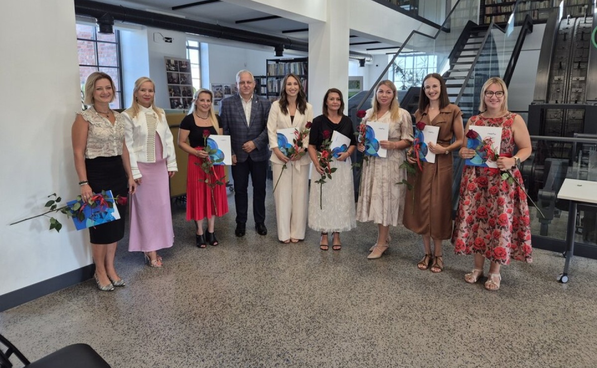 Osiem awansów w pszowskiej oświacie. Nauczycielki odebrały akty mianowania - Serwis informacyjny z Raciborza - naszraciborz.pl