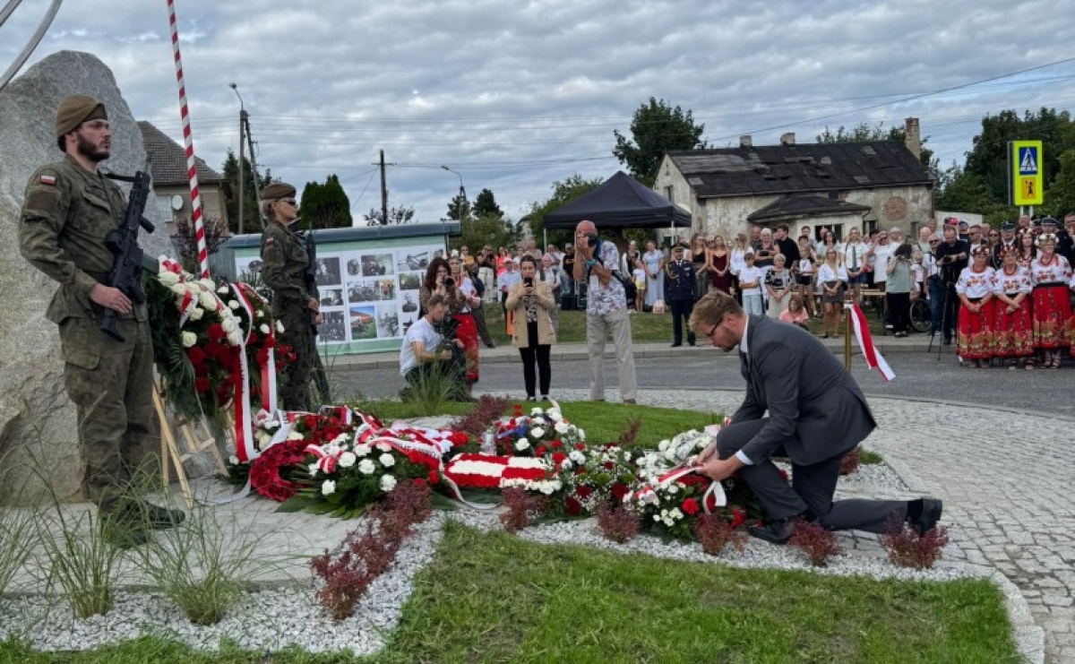 Pomnik bohatera z sąsiedztwa. Nieznana historia życia mjr pilota Antoniego Tomiczka - Serwis informacyjny z Raciborza - naszraciborz.pl