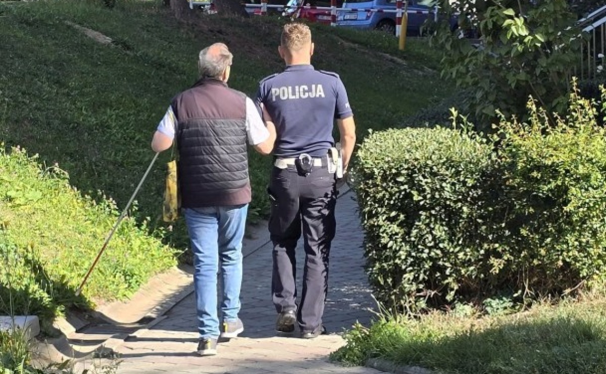 Zwykła reakcja, niezwykły gest. Policjant pomógł zagubionemu mężczyźnie - Serwis informacyjny z Raciborza - naszraciborz.pl