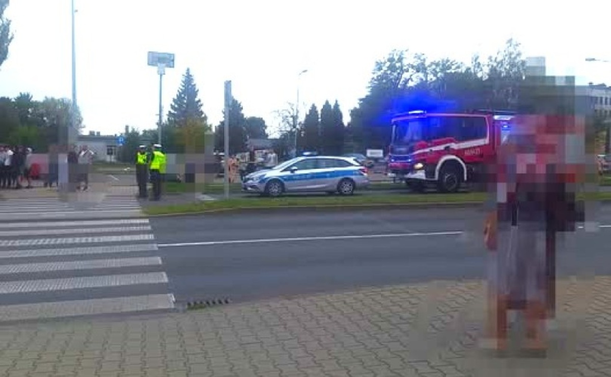 Wypadek na przejściu w Wodzisławiu. Motocykl zderzył się z hulajnogą, 12-latek zabrany przez LPR - Serwis informacyjny z Raciborza - naszraciborz.pl