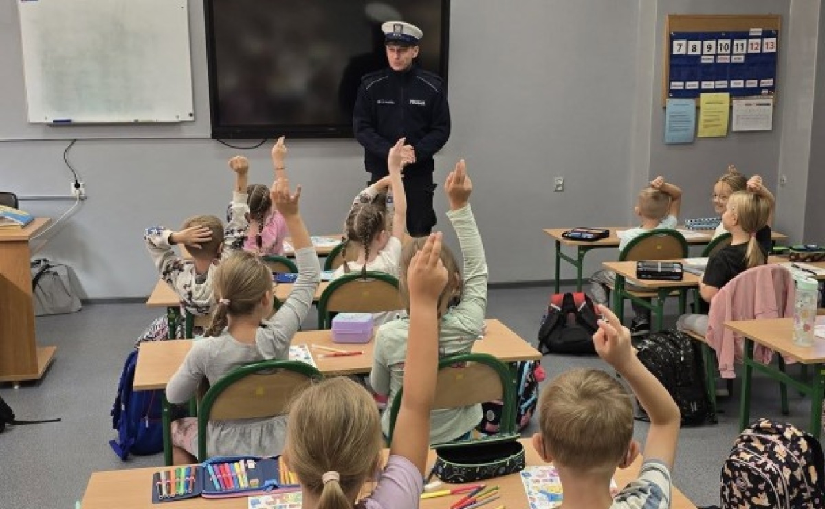 Policjanci rozmawiali z uczniami o bezpieczeństwie. Ważna lekcja w wodzisławskiej podstawówce - Serwis informacyjny z Raciborza - naszraciborz.pl