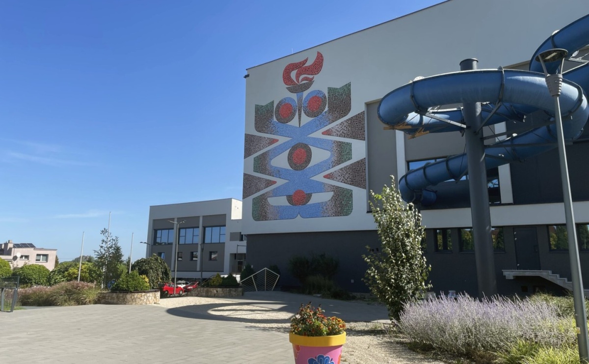 Nowe oświetlenie, fotowoltaika i odzysk wody. MOSiR w Radlinie przechodzi gruntowną modernizację - Serwis informacyjny z Raciborza - naszraciborz.pl