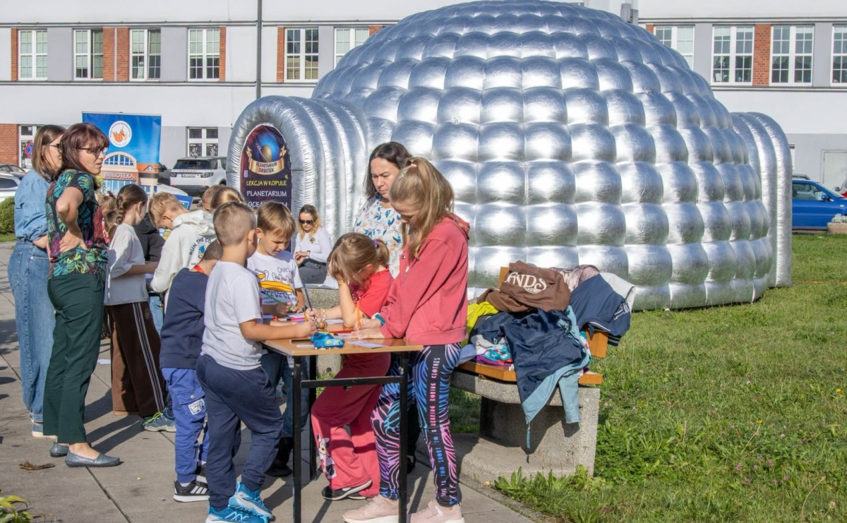UFO wylądowało przed biblioteką w Wodzisławiu? To była kosmiczna lekcja dla młodych odkrywców - Serwis informacyjny z Raciborza - naszraciborz.pl
