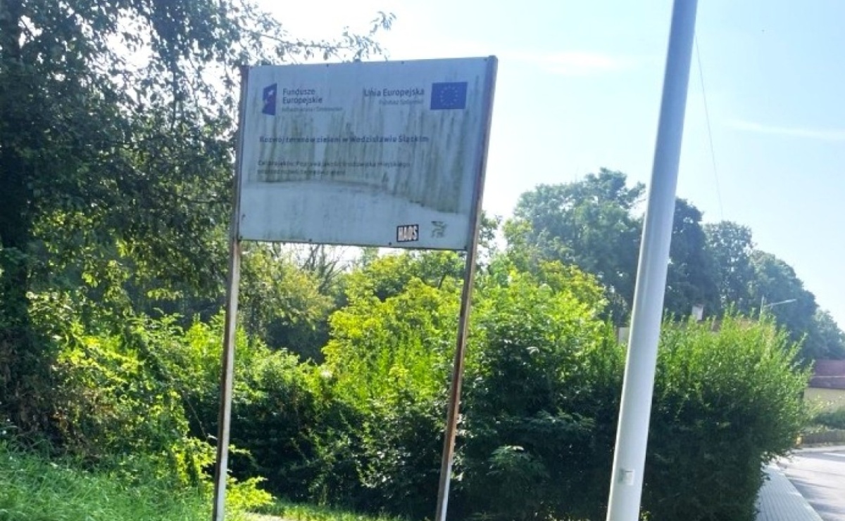 Nie wiadomo, ile takich tablic jest w Wodzisławiu. Miasto zapowiada przegląd i demontaż części z nich - Serwis informacyjny z Raciborza - naszraciborz.pl